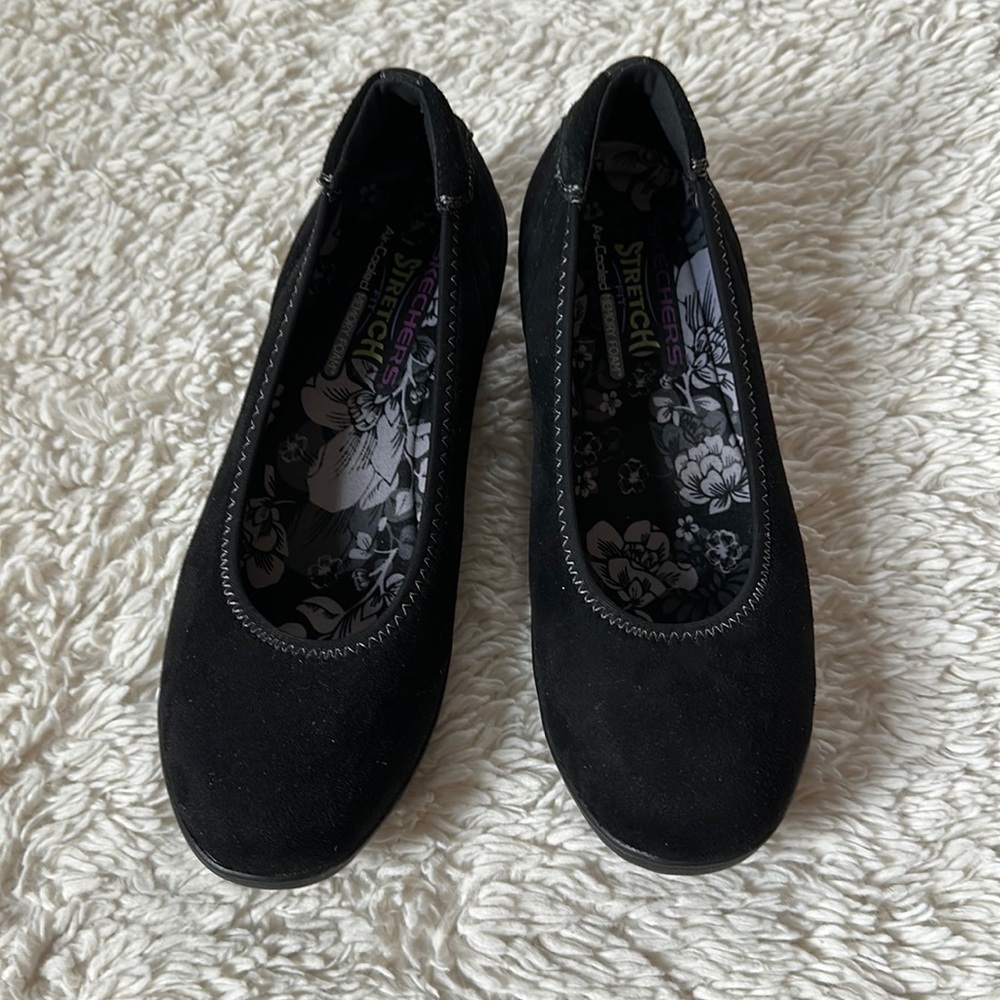 - SKECHERS Women's Kiss - Lounge Around Flats, Black shoes size 9.5